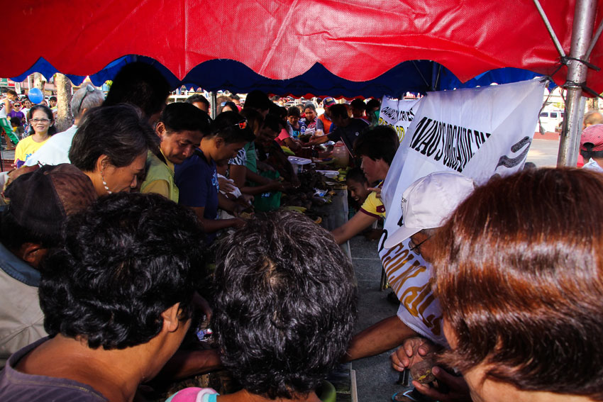 Farmers in Davao City, with the organic farming advocate, Masipag, hosts a boodle fight for everybody at the Rizal Park in Davao City during the celebration of World Food Day . (Ace R. Morandante/davaotoday.com)