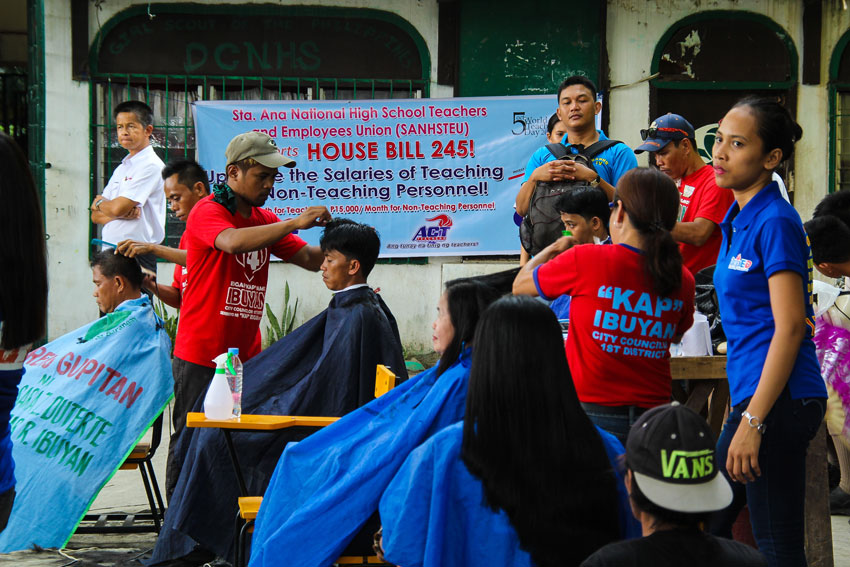 FREE HAIRCUT. Teachers from Davao City National High School got free hair cuts during the world celebration of Teachers' Day. (Ace R. Morandante/davaotoday.com)