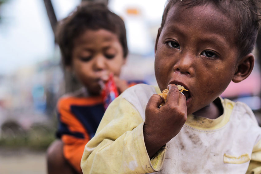 Children who came all the way from far-flung Marilog District grab the opportunity to eat after a group of students gave them food along San Pedro Street, this city. (Ace Morandante/davaotoday.com)