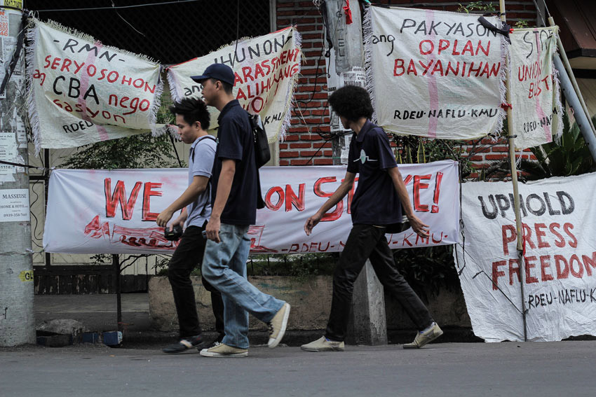  Bonifacio and Anda streets are teeming with placards by striking workers of Radio Mindanao Network (RMN) Davao. (Ace Morandante/davaotoday.com)