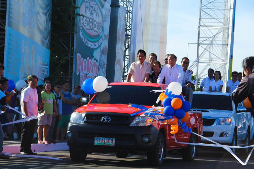 Regional director Mariano R. Alquiza (Right) and City Administrator Melchor Quitain were the first who passed the reconstructed Generoso Bridge in Bankerohan Monday. (Ace R. Morandante/davaotoday.com)