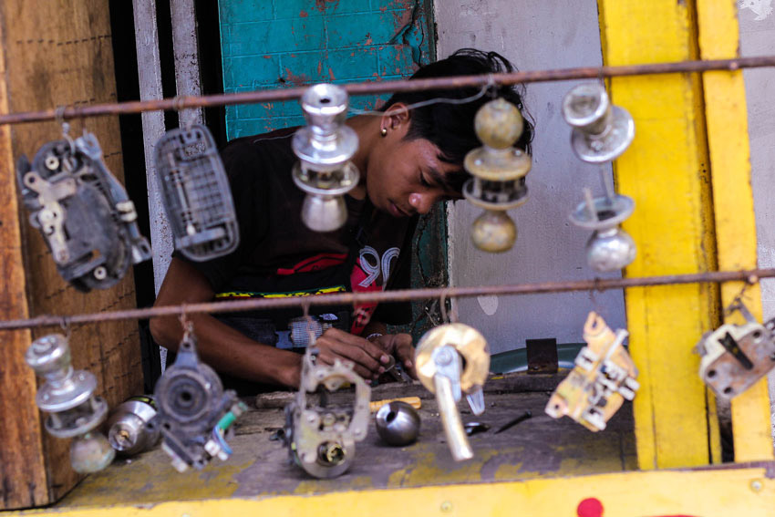 He shows his skills on how to make a key manually as his mastery. Along Claveria st. in the city. (Ace R. Morandante/davaotoday.com)