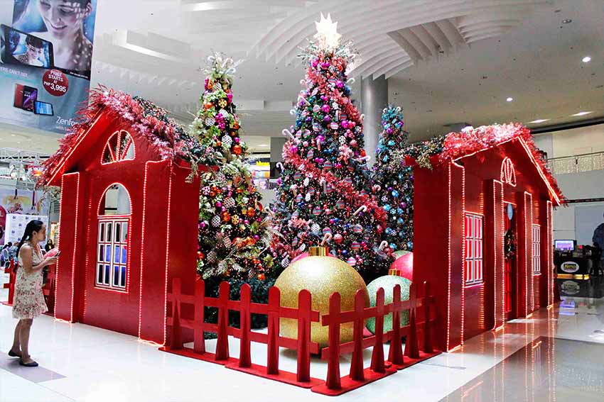 Colors make a woman shopper curious, move toward to the mock house to know what's inside the Christmas decors at SM Annex. (Medel V. Hernani/davaotoday.com)