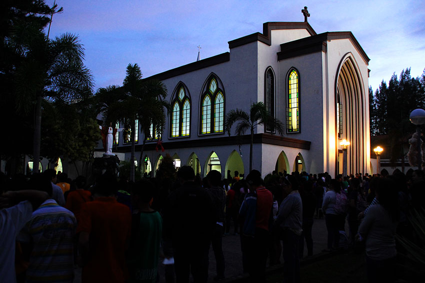 Hundreds of Christian devotees attend the Misa de Gallo at the Carmelite Monastery along J.P. Laurel Avenue. (Ace R. Morandante/davaotoday.com)
