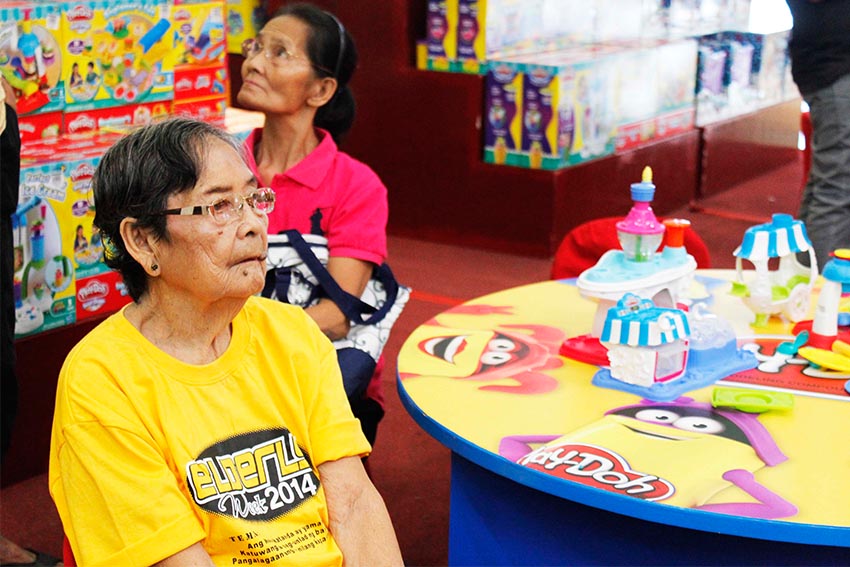 While Kapihan sa SM media forum is ongoing, senior citizens wait for more than an hour to attend the elderly week celebration. (Medel V. Hernani/davaotoday.com)