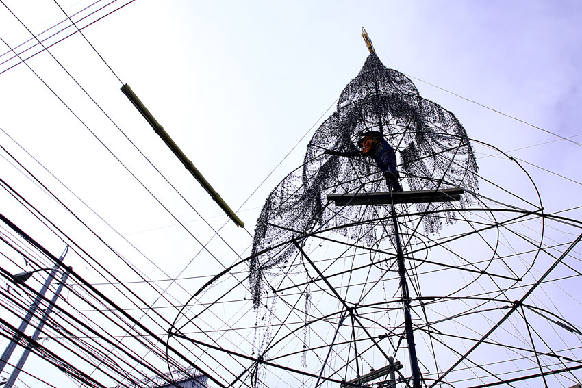 A worker takes down the Christmas lights along J.P. Laurel avenue. The job, which started last week, will be completed on Tuesday. (Ace R. Morandante/davaotoday.com)