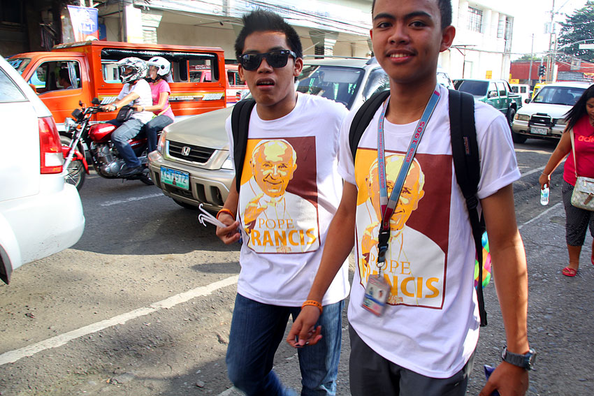 Two students from the University of the Immaculate Conception College wear shirts printed with the image of Pope Francis. (Ace R. Morandante/davaotoday.com)
