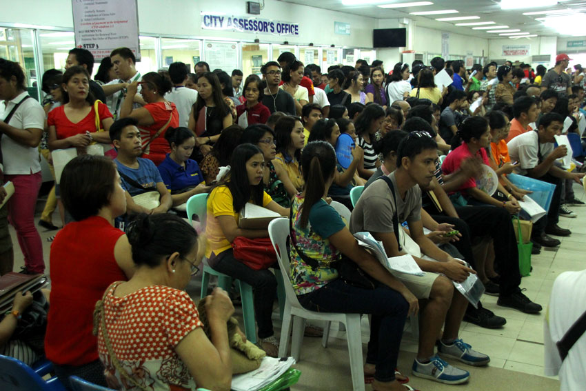 People flocked to the Business Bureau office Tuesday during the last day of filing and renewal of business permits.(Ace R. Morandante/davaotoday.com)