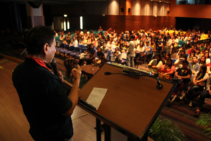 Mayor Rodrigo Duterte speaks about federalism to students of Ateneo de davao University. (Ace R. Morandante/davaotoday.com)