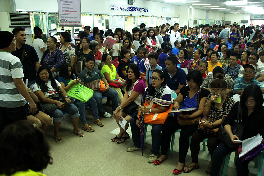 Hundreds of Davaoenos flocked at the Business Bureau Monday to renew their business permits. (Ace R. Morandante/davaotoday.com)