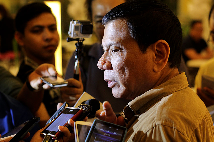 NO TO ALL-OUT WAR. Davao City Mayor Rodrigo Duterte tells media that in the wake of the deadly Maguindanao encounter, the government should not declare an all-out war in Mindanao.(Ace R. Morandante/davaotoday.com)