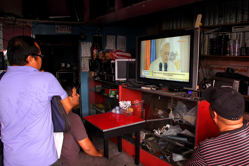 Davao City residents are fixed to their television sets as they keep tract of the Papal visit.  (Ace R. Morandante/davaootday.com)