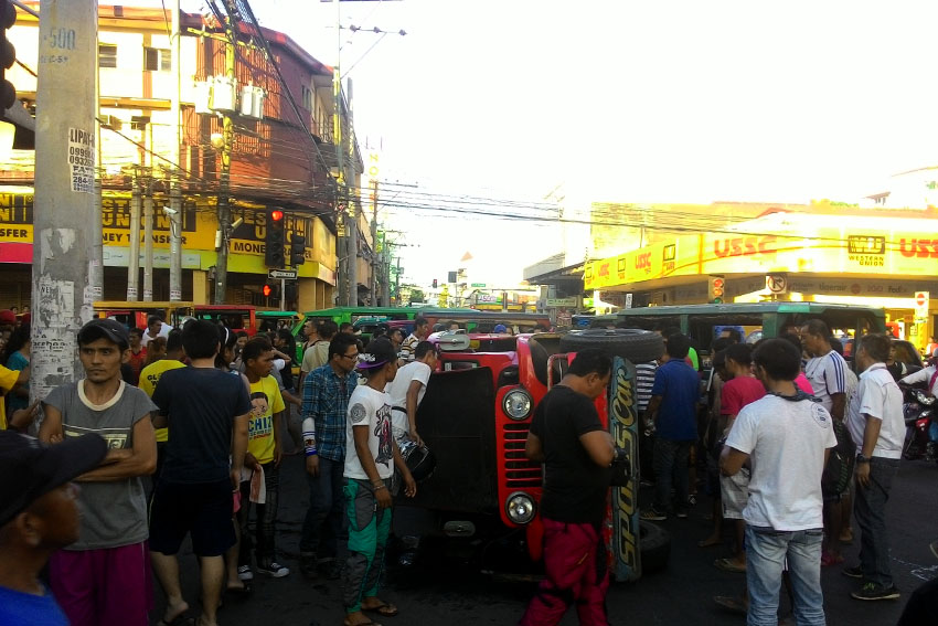 Jeep full of passengers tumbles after being hit by another at Legazpi corner San Pedro streets. Passengers were pulled-out by bystanders nearby. (John Rizle L. Saligumba/davaotoday.com)