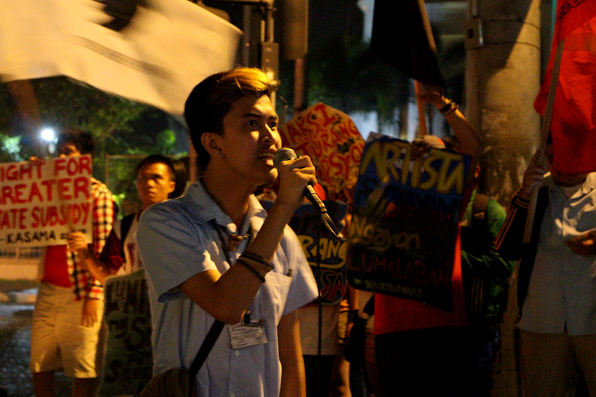 Youth leader Paul Niño Dotollo challenges students along Roxas Avenue in Davao City to espouse the mass actions of the youth during the First Quarter Storm on its commemoration day Friday. (Earl O. Condeza/davaotoday.com)