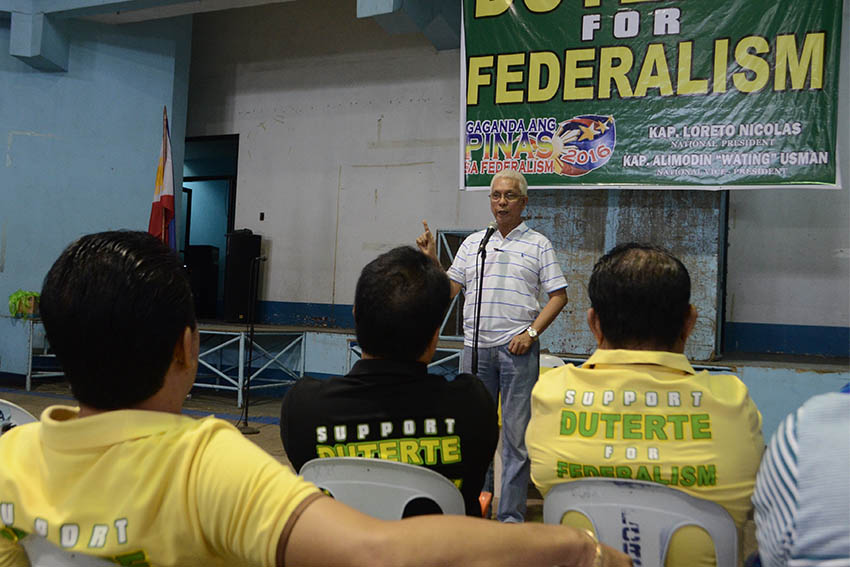 Bohol Mayor Leoncio Evasco gives an input on federalism to Davao City barangay captains Saturday. (Ace R. Morandanate/davaotoday.com)