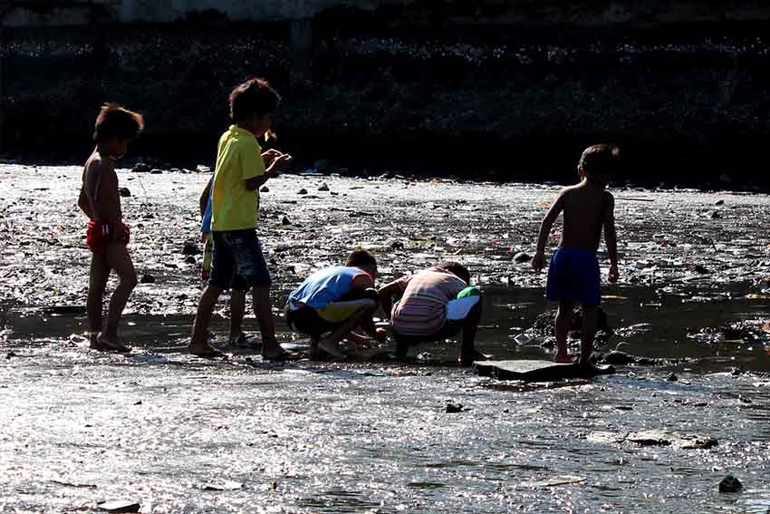 Children scavenge for pebbles, shells and other items that interest them, along the shoreline of Santa Ana pier. (Johannes Paul Garado/davaotoday.com)