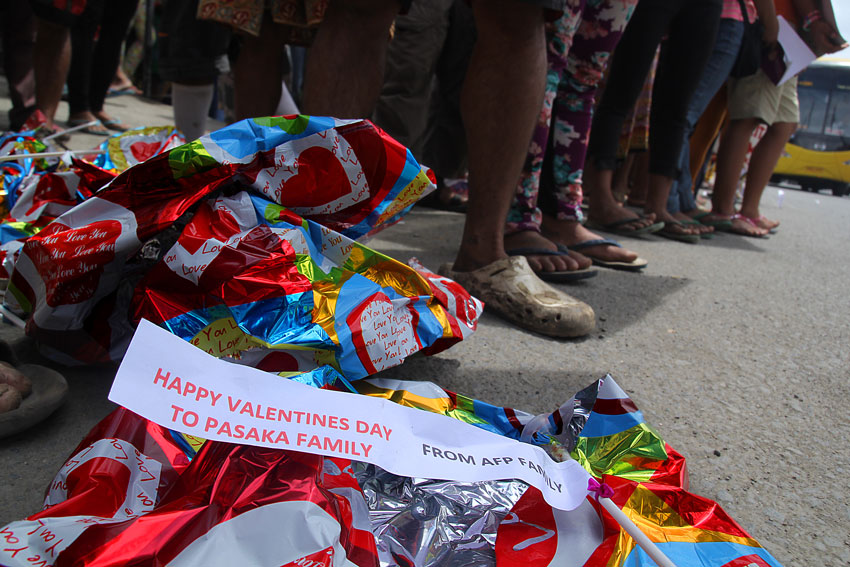 Protesting members of the Manobo tribe burst the balloon hearts given by government soldiers in a rally in front of the Eastern Mindanao Command headquarters. The protesters called for the withdrawal of military forces in their schools and communities in Talaingod, Davao del Norte. (Ace R. Morandante/davaotoday.com)