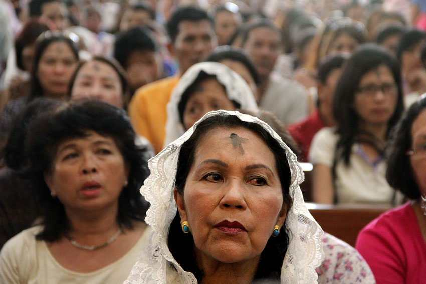 A devotee listens to the sermon of Bishop Romulo  Valles after putting an ash cross sign on her forehead along with thousands of devotees at San Pedro Cathedral, Wednesday. (Ace R. Morandante/davaotoday.com) > 