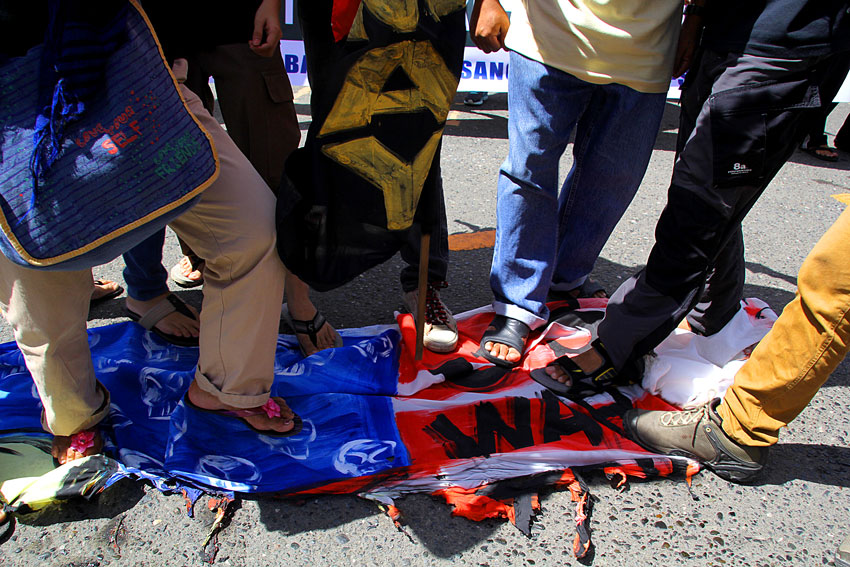 Davao activists trample on a makeshift US flag as part of their protest of the alleged US intervention in the Mamasapano encounter during the commemoration of the Fil-Am War Wednesday. (Ace R. Morandante/davaotoday.com)