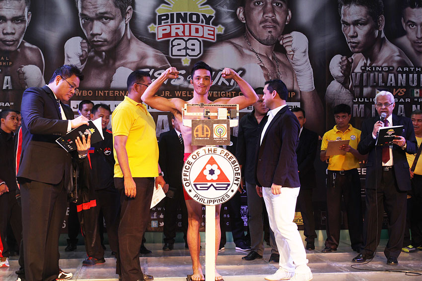 Junior welterweight champion Jason Ël Nino" Pagara seeks a knockout win over his Mexican opponent, Cesar "El Dolar"Chavez this Saturday night at the USEP Gym. Pagara weighs 138 pounds during the weighing of all the fighters at SM annex. (Ace R. Morandante/davaotoday.com)