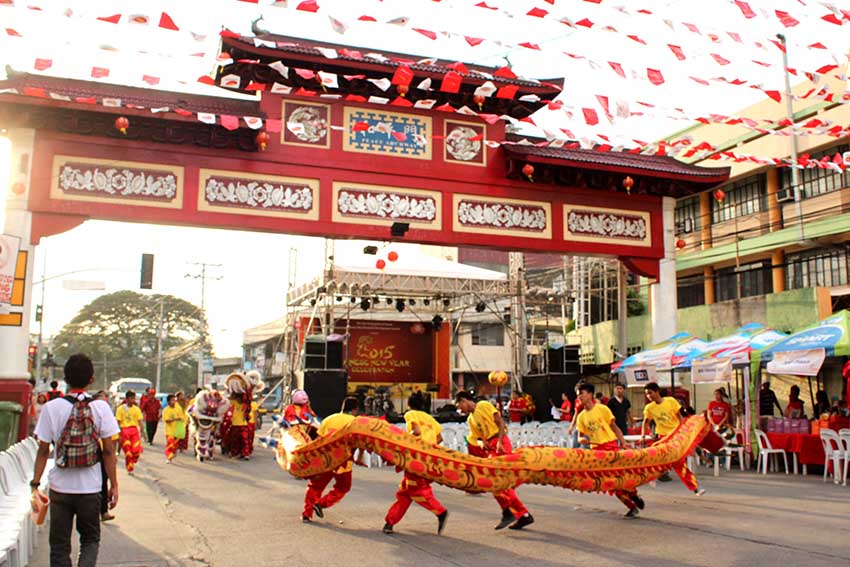 Dragon dancers performs starting from Magsaysay Park going towards Sta Ana Avenue. (Medel V. Hernani/davaotodaoy.com)