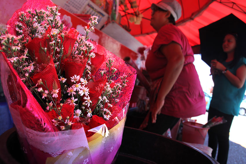 Vendors start to pack flowers for Valentines day at San Pedro st. The price ranges from 50 to 250 pesos. (Ace R. Morandante/davaotoday.com)