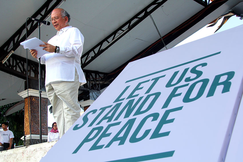 Amidst the various calls to launch an all-out war against the Moro fighters after the Mamasapano incident, Fr. Joel Tabora SJ, president of the Ateneo de Davao University offers prayers for peace and justice during the Walk for Peace activity by private schools in the city Wednesday afternoon. (Ace R. Morandante/davaotoday.com)