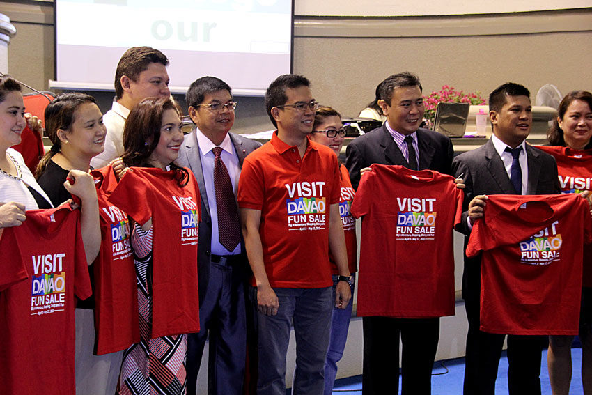 Members of the City council takes a photo-ops of the new Department of Tourism Regional Director Roberto P. Alabado III. Alabado was the City Planning and Development Officer during Mayor Inday Sara > Duterte's term. (Ace R. Morandante/davaotoday.com)