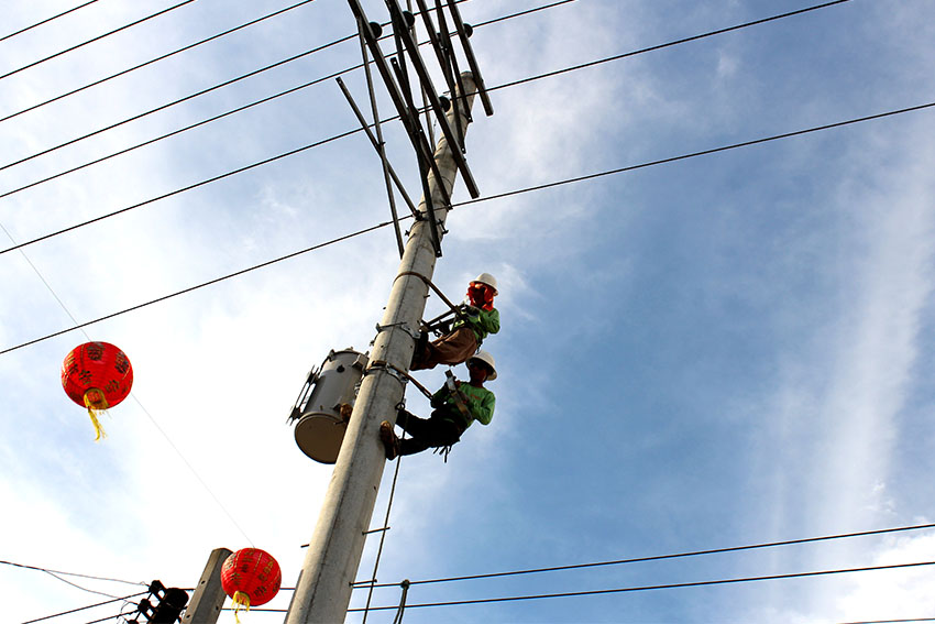 Davao Light fixes its transmitter lines for additional power supply including installation of new transformer for the opening ceremonies on the celebration of 2015 Chinese New Year. (Medel V. Hernani/davaotoday.com)
