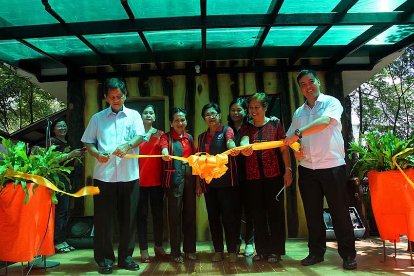 The Davao City government granted the request of senior citizens to put up their federation office inside the Osmeña Park. City Administrator Jesus Melchor Quitain (left) and Wilfredo Rodolfo III, communication manager of the Aboitiz Power Corp. lead the cutting of ribbon during the inauguration of the Senior Citizen federation center. (Ace R. Morandante/davaotoday.com)