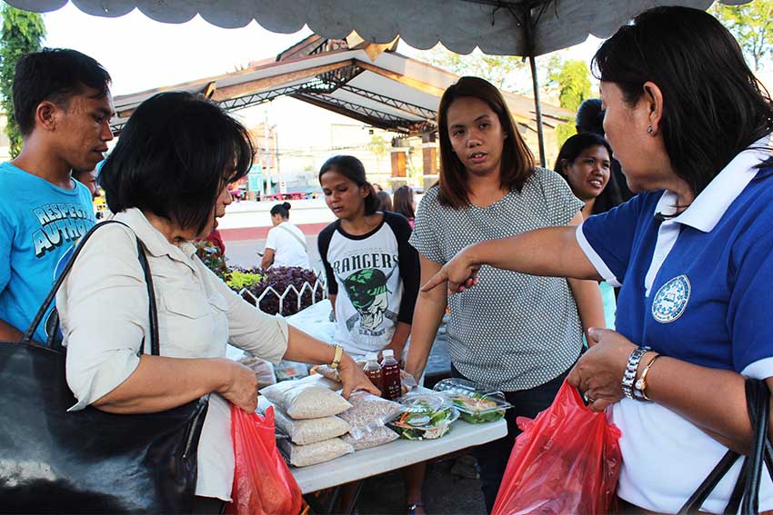 Government employees of the city buy organic rice and vegetables which are sold at Rizal Park on a Friday afternoon. (Medel V. Hernani/davaotoday.com)