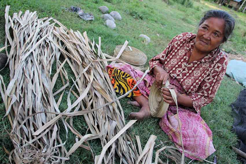 64 year-old Mambay Nakan makes mats from pandan leaves. He earns P60 pesos for a mat fitting a double sized bed. He is among the residents of Tukanalipao, Mamasapano, Maguindanao who evacuated due to the bloody encounter leaving 44 SAF commandos and 17 moro fighters dead on January 25 2015. (Contributed Photo from KILAB Multimedia)