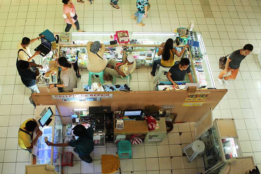 Shoppers along JP Laurel Street look around to buy something for their special someone this Valentine's Day. (Medel V. Hernani/davaotoday.com)