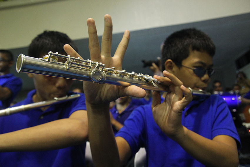 22 students of the Davao School for the Blind show their talent during the regular session of the Sangguniang Panglungsod Tuesday. (Ace R. Morandante/davaotoday.com)
