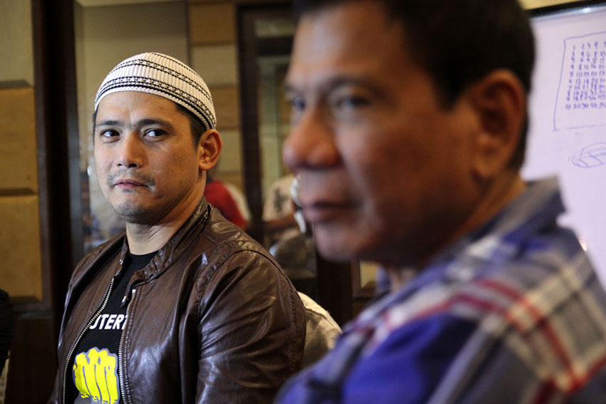 Action star celebrity Robin Padilla asks Mayor Rodrigo Duterte if he will allow them to make a film on Duterte's life and works. But Mayor Duterte said he will have to consult certain people on the matter. (Ace R. Morandante/davaotoday.com)