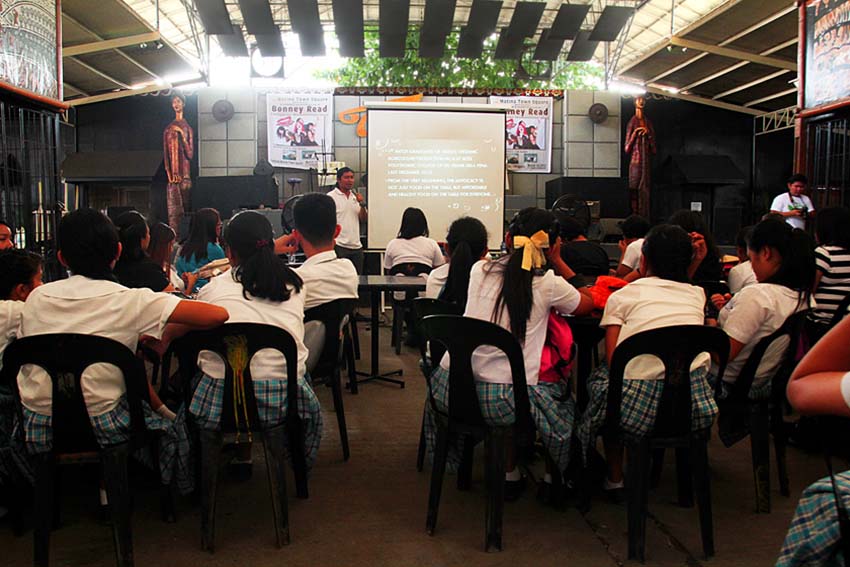 Mikhal Evasco, farm manager of Kahayag Farms and an awardee during the 3rd Lunhaw Awards, discusses about their farm to students at the Matina Town Square. (Ace R. Morandante/davaotoday.com)