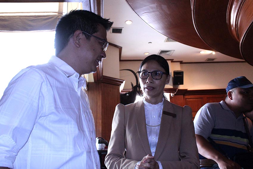 Newly installed Marco Polo Hotel General Manager, Dottie Wugler-Cronin, chats with Tourism Director Roberto Alabado lll, during the Club 888 media forum on Wednesday. Cronin is the first woman general manager of the hotel. (Medel V. Hernani/davaotoday.com)