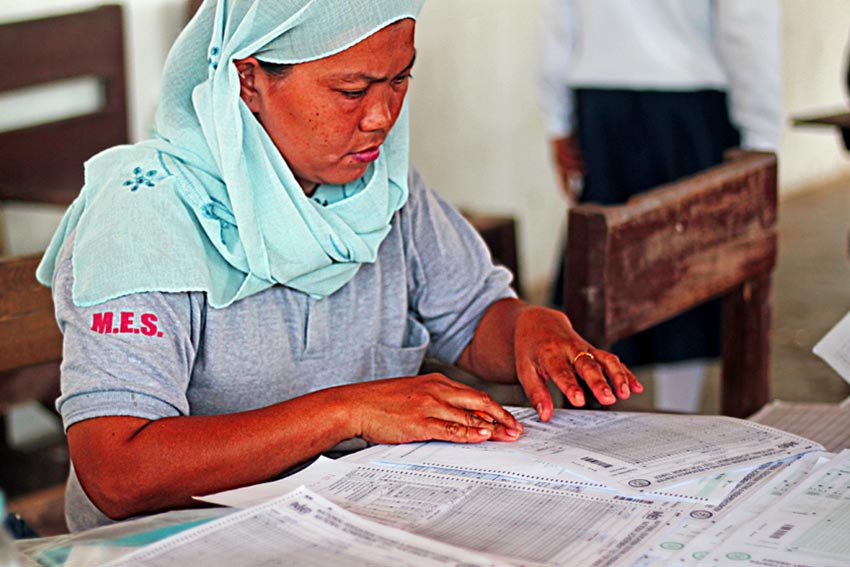 Despite being displaced from their homes and schools, a teacher from Madia elementary school in Datu Saudi-Ampatuan, Maguindanao province, continues to give out the National Achievement Test exam to her students. Residents of the barangay evacuated last March 6 after their area was subjected to intense shelling as the AFP launched a massive military offensive against the BIFF. (contributed by Jaazaniah Necosia/ RCPA Productions)