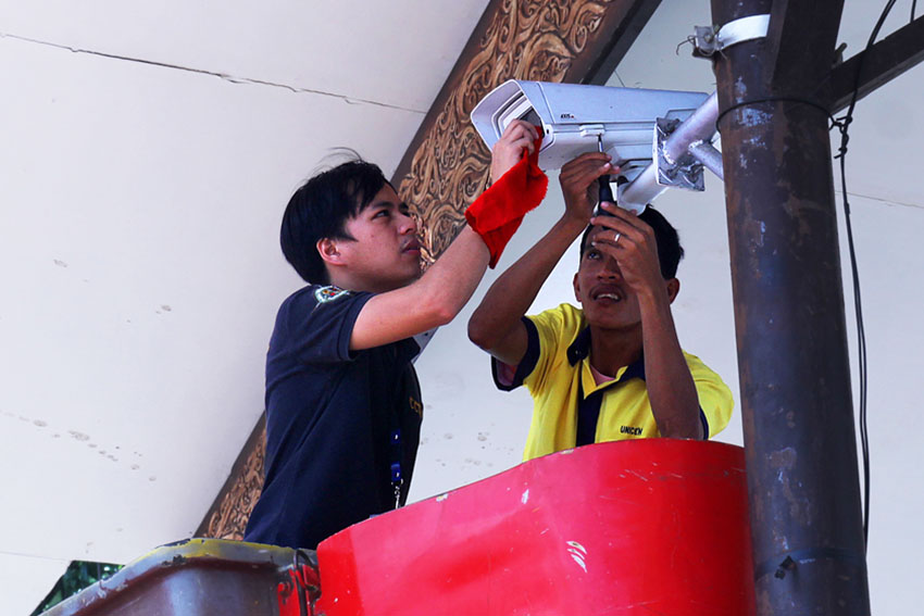 Workers of the Public Safety and Security Command Center (PSSCC) in Davao City installed a closed circuit television camera at the Rizal Park for security purposes for the upcoming 78th Araw ng Davao celebration this Monday. (Ace R. Morandante/davaotoday.com)