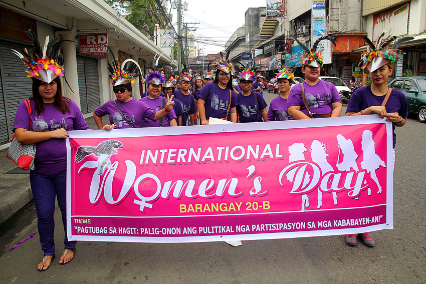 WOMEN'S RIGHTS. Women from Barangay 20-B of Davao City join a march for women initiated by the city government on Friday in commemoration of the International Women's Day. (Ace R. Morandante/davaotoday.com)