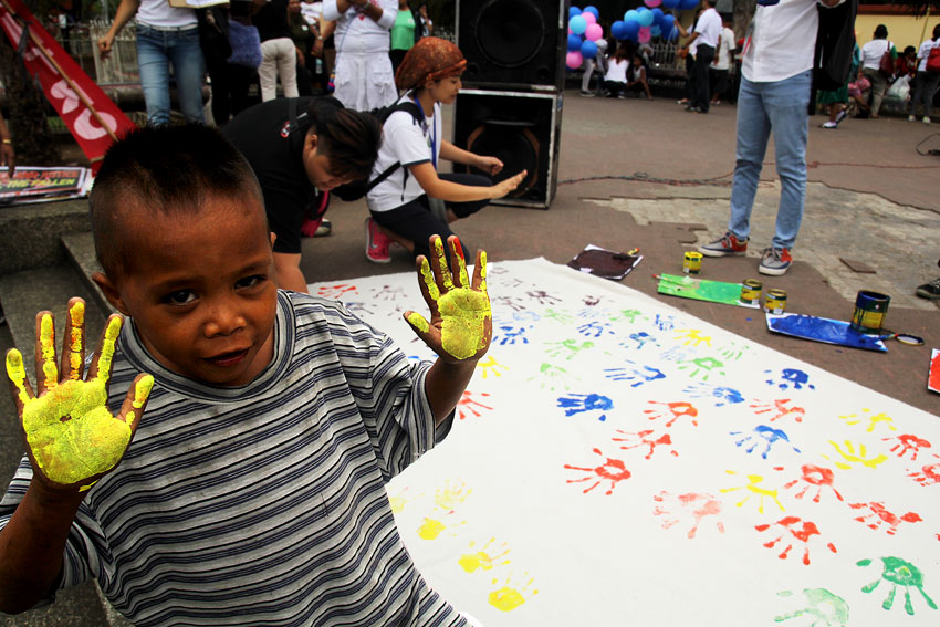 PLEDGE FOR PEACE. This kid is one of those who painted their hands to symbolize the pledge for peace and unity in Mindanao during a protest action held in Centennial Park on the 40th day of the Mamasapano incident. (Ace R. Morandante/davaotoday.com)