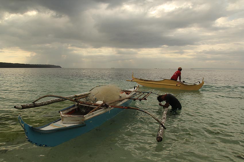 A young fisherman is dismayed after he caught only a few fish in Penaplata, Island Garden City of Samal. (Ace R Morandante/davaotoday.com)