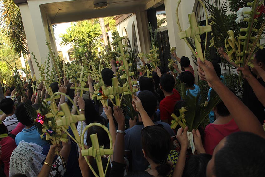 In observance of the Palm Sunday, Christian devotees flocked together with their "lukay" (unsay english ani te) in Carmelite Church in Lanang, Davao City. (Ace R. Morandante/davaotoday.com)
