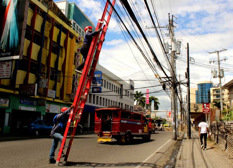 REPAIR. Two electricians work overtime in repairing the transmission lines along C. M. Recto as DLPC announced that there will be an 8-hour power interruption on Sunday that would affect small and medium-scale establishments.