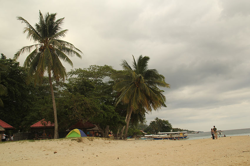 "Pangmasa" is a term used to describe beach resorts that are affordable to the common folks. This beach in Kaputian, Penaplata, Island Garden City of Samal, aside from its affordable price, has good and clean sea water that entices beach goers especially this summer season. (Ace R. Morandante/davaotoday.com)