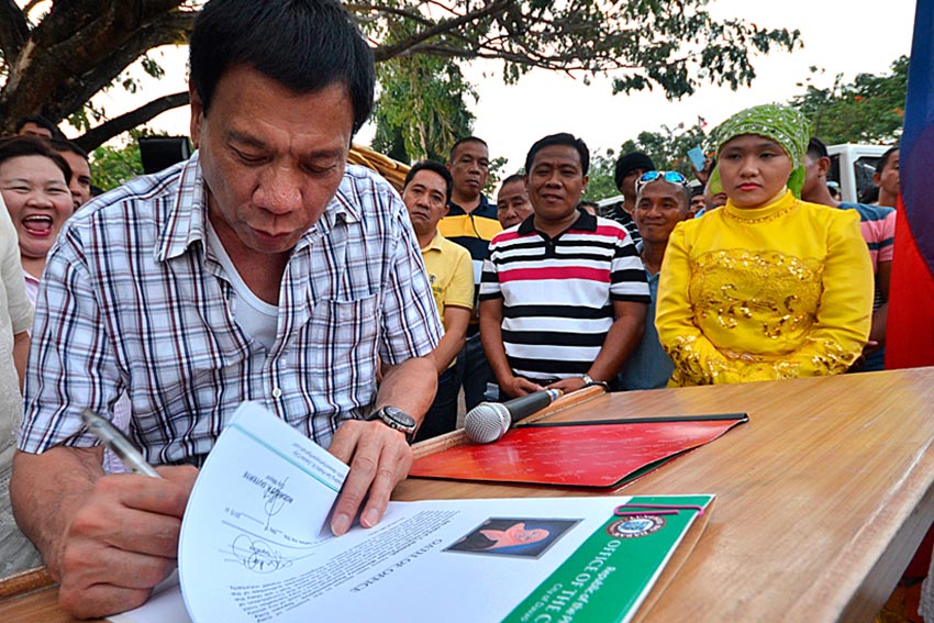 Mayor Rodrigo Duterte finally signed the documents for Halila Sudagar declaring her as the new Indigenous People representative of the city. Sudagar immediately took oath at the People's Park on Wednesday. (Ace R. Morandante/davaotoday.com)