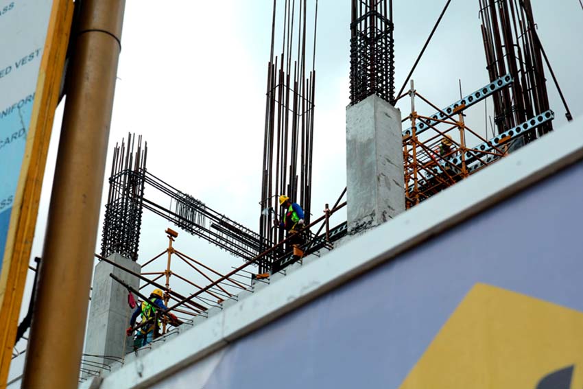 Workers construct new structures of a big hotel in the city along Claveria Street amid the heat of the sun. (Ace R. Morandante/davaotoday.com)