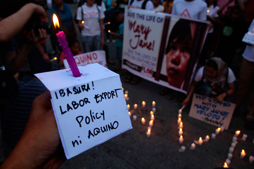 Davao activists stage a candle lighting activity at the Freedom Park a day before OFW Mary Jane Veloso faces the firing squad in Indonesia. Protesters call for the government to stop its labor export policy. (Ace R. Morandante/davaotoday.com)