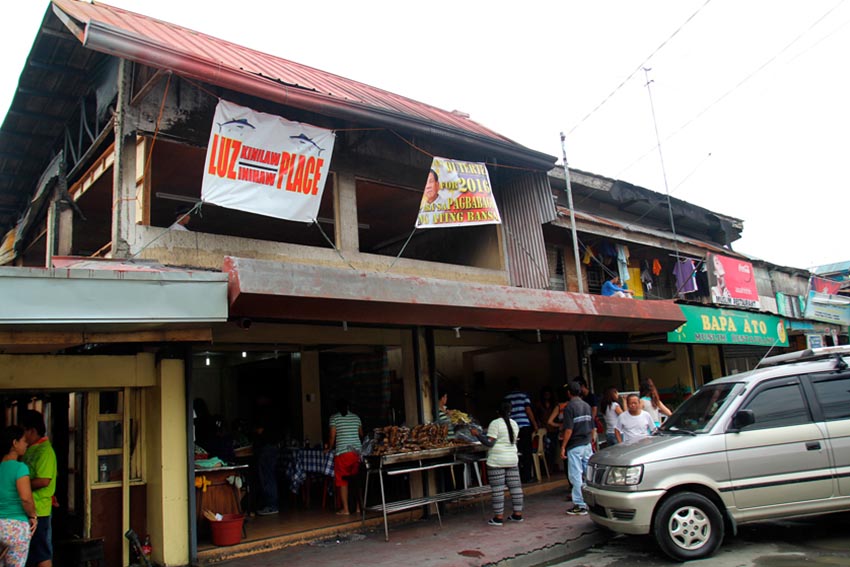 After a fire razed 8.8 hectares including the famous Luz Kinilaw restaurant in Quezon Boulevard last week, the eatery seems to be back in business with its ground floor now open for customers. (Ace R. Morandante/davaotoday.com)