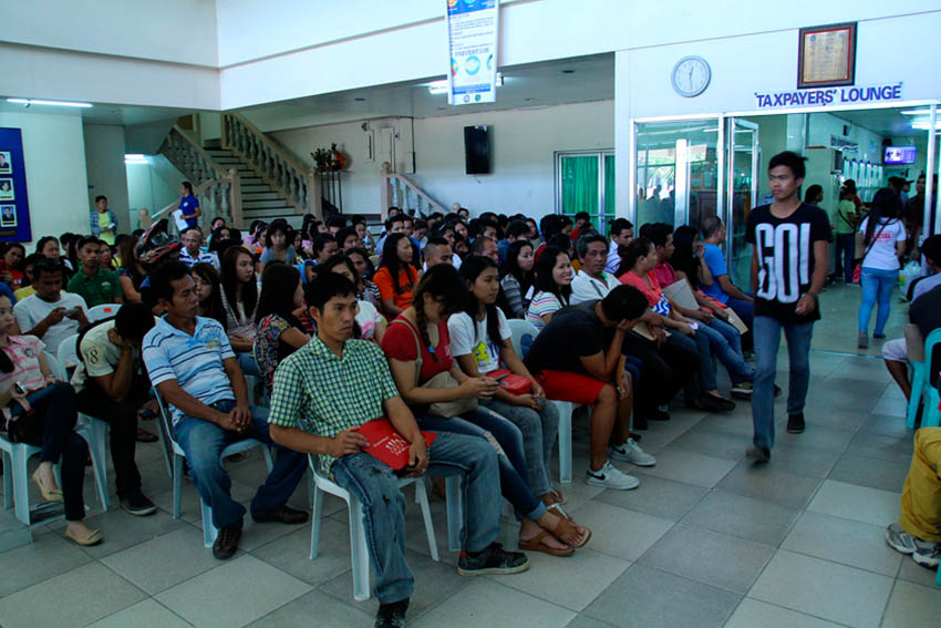 Businessmen in Davao City flock to the Business Bureau office at the Sangguniang Panlungsod on Tuesday to pay their taxes for the second quarter. (Ace R. Morandante/davaotoday.com)